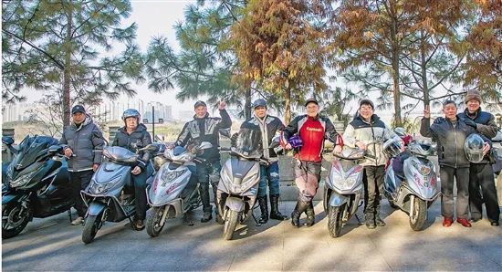 衢州柯城的老年摩友队 开辟退休生活的另一种可能(图1)